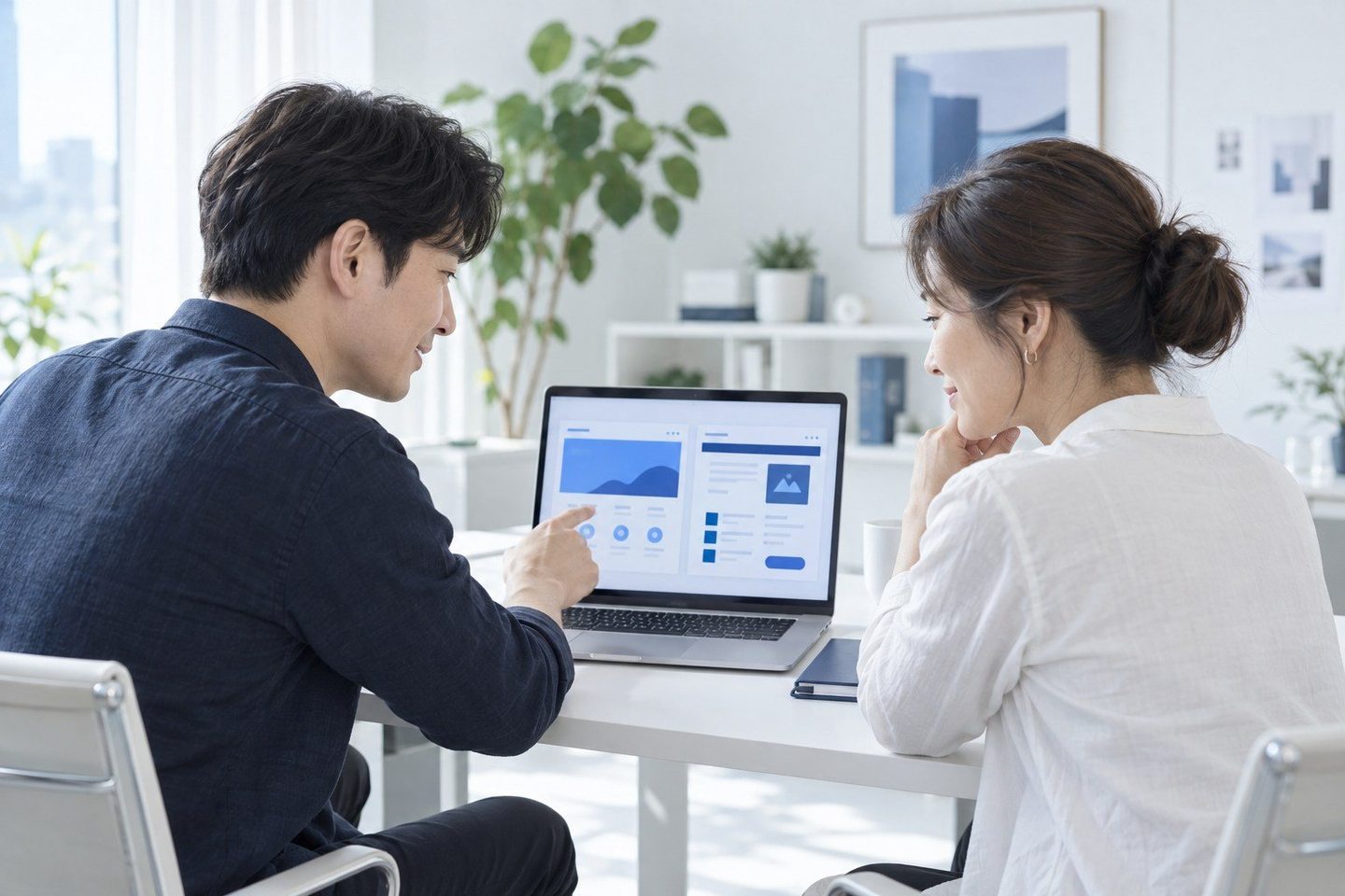 태블릿 화면을 이용해 결제 방법을 안내하는 두 사람 — PG사 결제 서류서류, 한꺼번에 모으지 않아도 돼요. 연락 주시면 한 장씩 같이 챙겨 드려요.